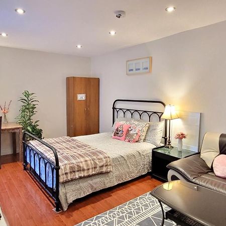 Mainfloor Spacious Room In تورونتو المظهر الخارجي الصورة
