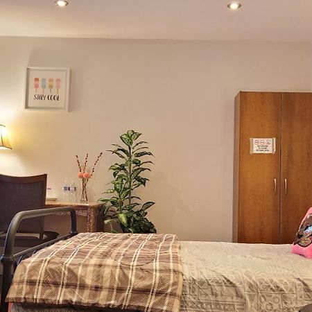Mainfloor Spacious Room In تورونتو المظهر الخارجي الصورة