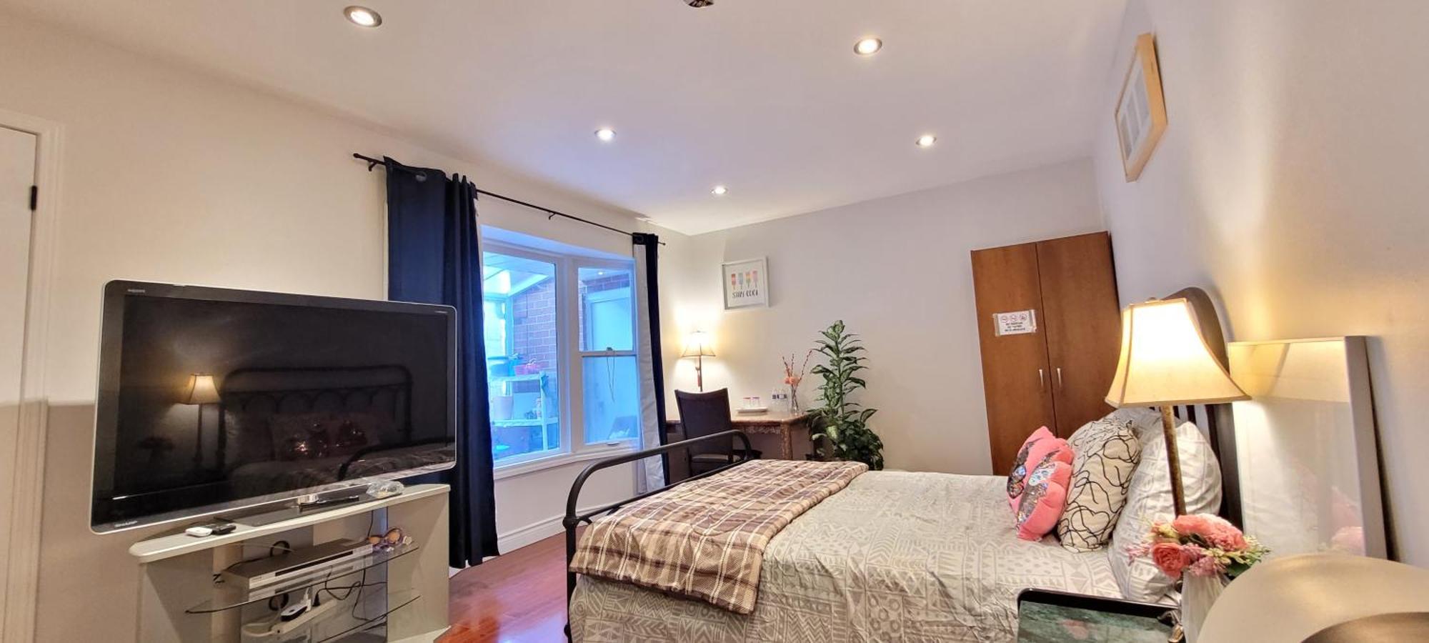 Mainfloor Spacious Room In تورونتو المظهر الخارجي الصورة