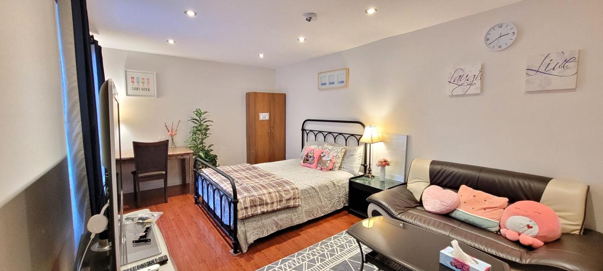 Mainfloor Spacious Room In تورونتو المظهر الخارجي الصورة