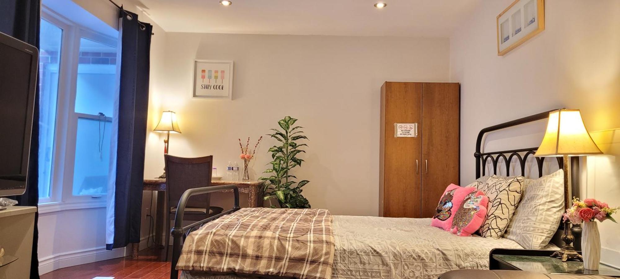 Mainfloor Spacious Room In تورونتو المظهر الخارجي الصورة